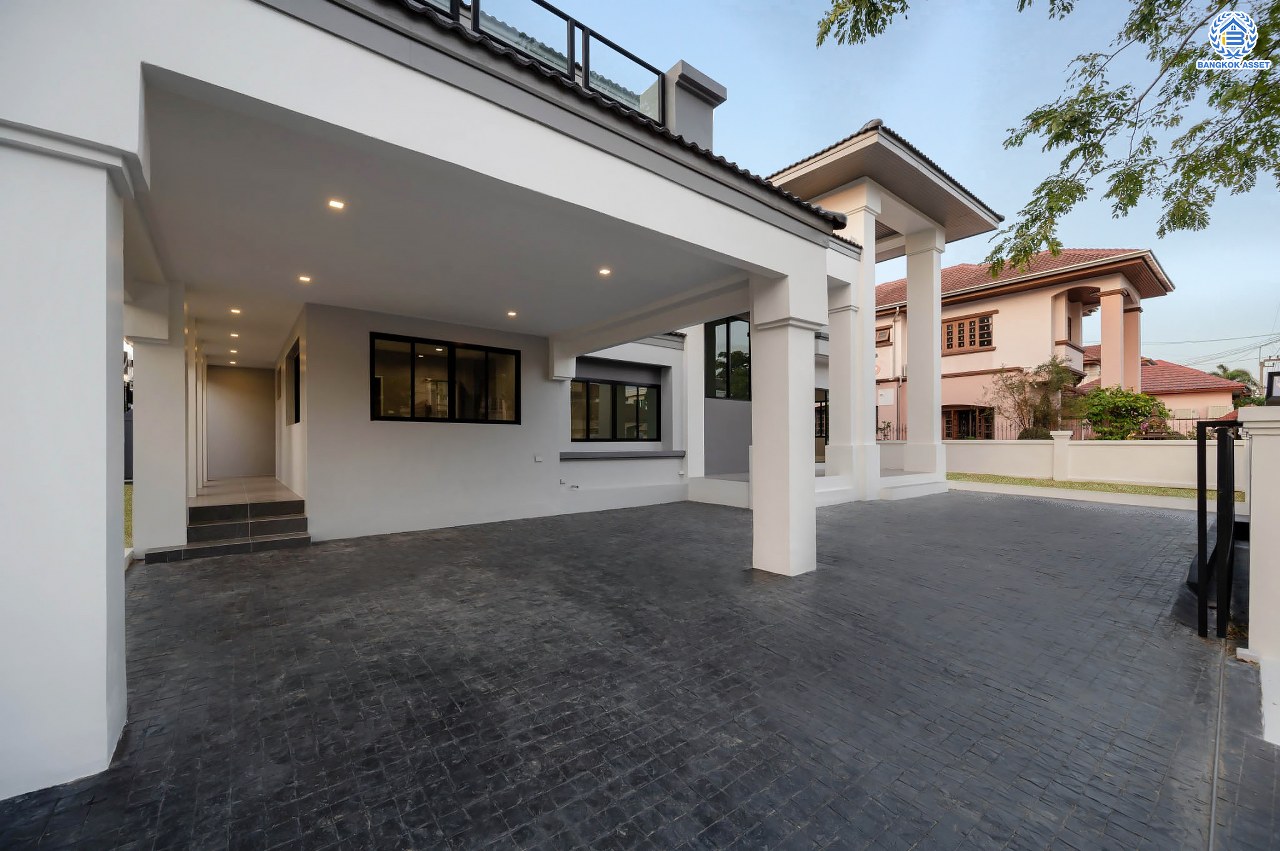 บ้านมือสองตกแต่งใหม่ โครงการ พฤกษ์ภิรมย์รีเจนท์ ปิ่นเกล้า บนสังคมคุณภาพจากแบรนด์ Q.House หลังใหญ่กว่า 113.4 ตร.ว. ดีไซน์ทันสมัยฟังก์ชัน 5 ห้องนอน (ห้องนอนชั้นล่าง 1 ห้อง) 5 ห้องน้ำ 1 ห้องแม่บ้าน จอดรถได้ 3 คัน บนที่สุดแห่งทำเลศักยภาพ หน้าโครงการติดถ.กาญจนาภิเษก เชื่อมต่อทุกการเดินทาง ใกล้จุดขึ้นทางด่วน "ศรีรัช" และรถไฟฟ้าสายสีม่วง "สถานีตลาดบางใหญ่"